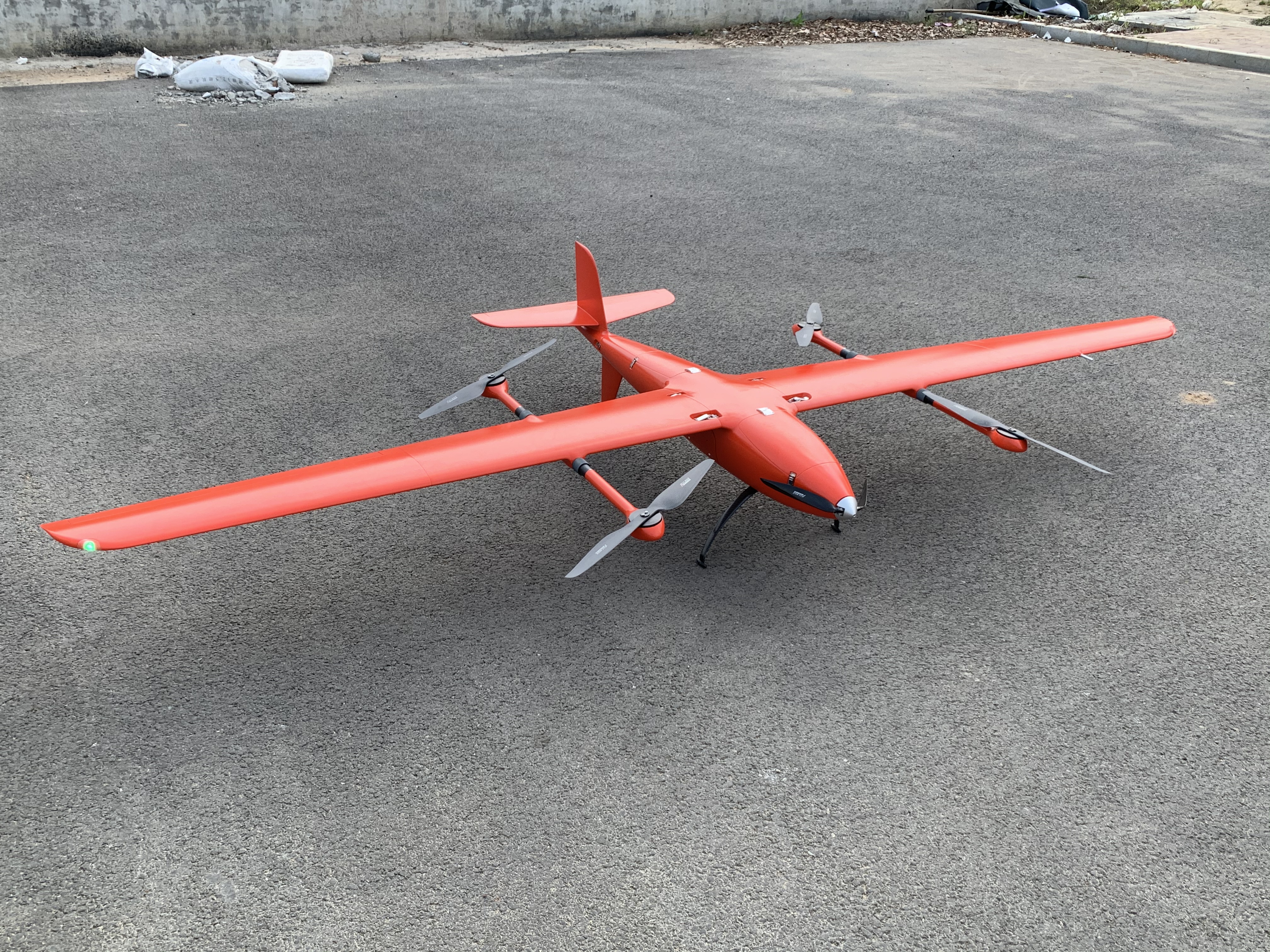 大飛機(jī)航攝(左)<a href='http://w0jay.com/typearticle/330-1.html' target='_blank' title='無人機(jī)航攝'><strong>無人機(jī)航攝</strong></a>(右)