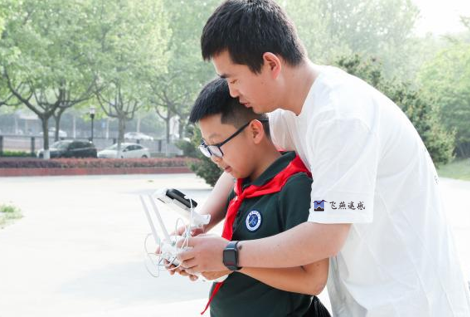 飛燕遙感攜手南京師范大學(xué)舉辦智慧地球科學(xué)小講堂：“行遠(yuǎn)致遠(yuǎn)、筑夢(mèng)逐夢(mèng)——教室在窗外”